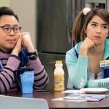 Nico Santos y Nichole Bloom en la temporada 4 y el capítulo 14 de 'Superstore'