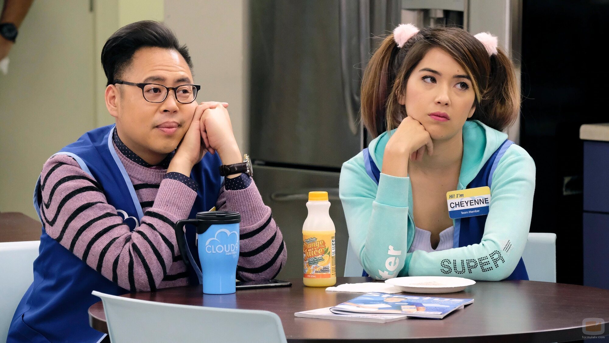 Nico Santos y Nichole Bloom en la temporada 4 y el capítulo 14 de 'Superstore'
