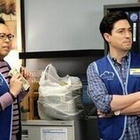 Ben Feldman y Nico Santos en 'Delitos menores' de 'Superstore'