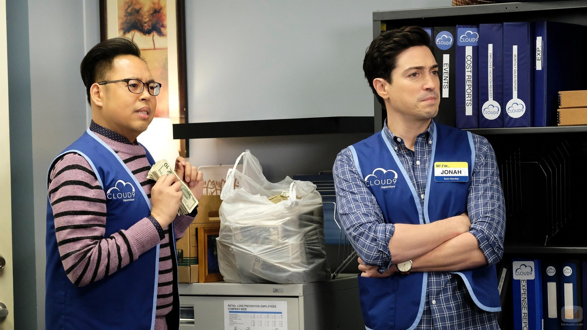 Ben Feldman y Nico Santos en 'Delitos menores' de 'Superstore'