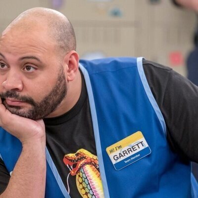 Colton Dunn en 'El sueldo' de 'Superstore'