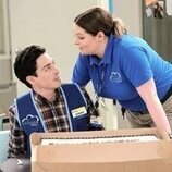 Lauren Ash y Ben Feldman en 5x02 titulado 'Declaraciones' de 'Superstore'
