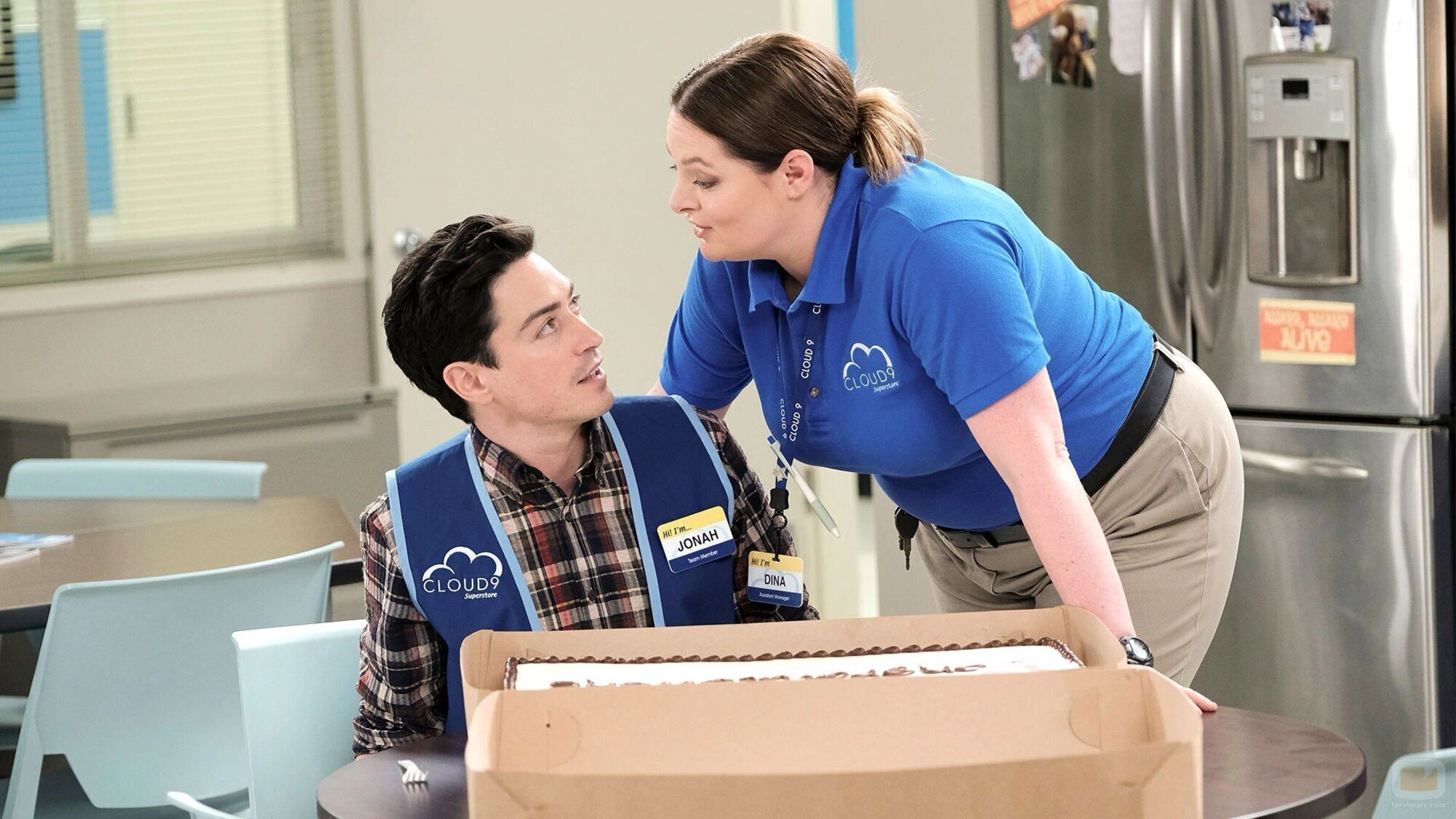 Lauren Ash y Ben Feldman en 5x02 titulado 'Declaraciones' de 'Superstore'