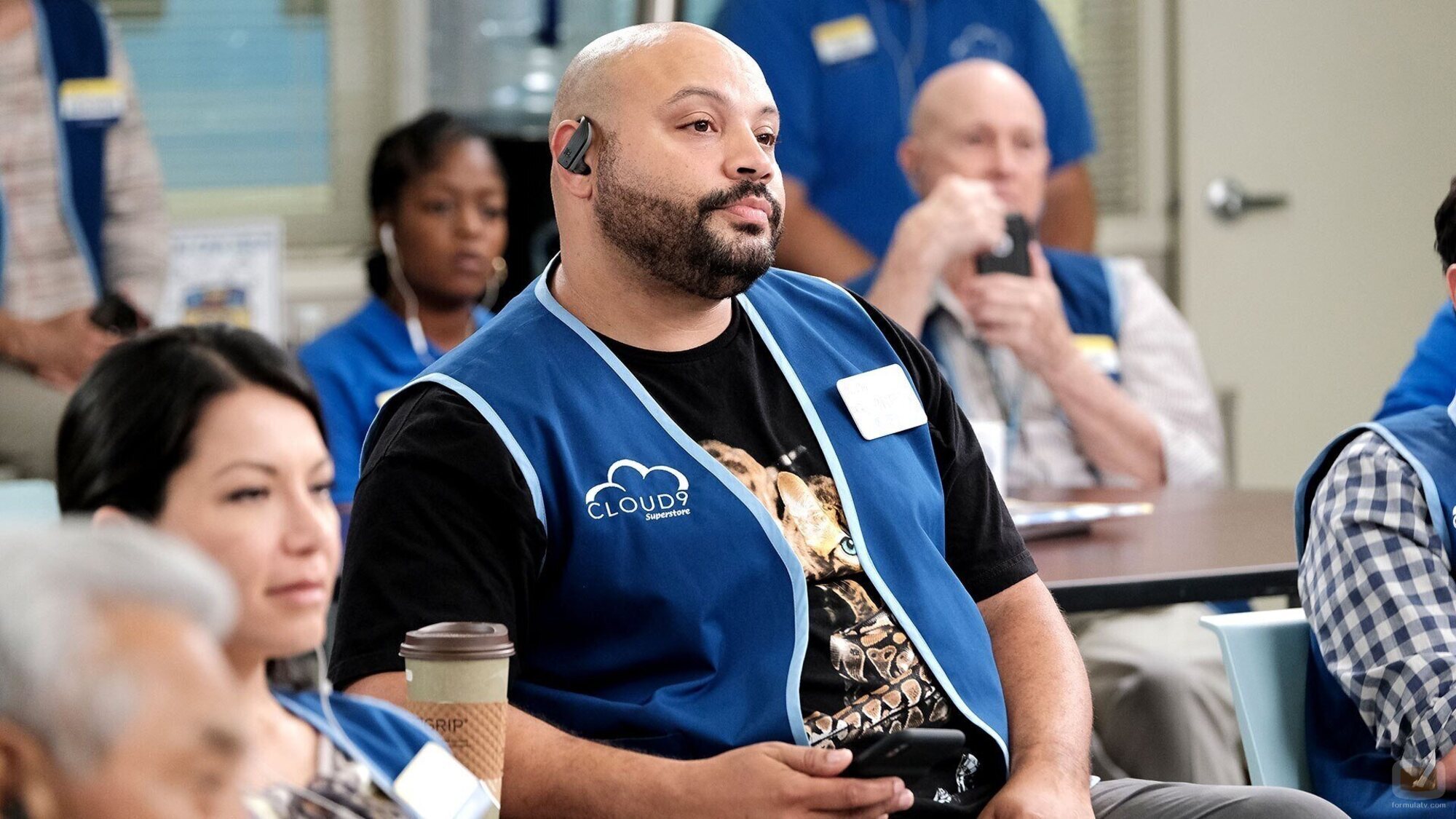Colton Dunn en 5x03 'Contratación forzada' de 'Superstore'