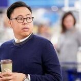 Nico Santos en Capítulo 5 titulado 'Cuidado' de 'Superstore'