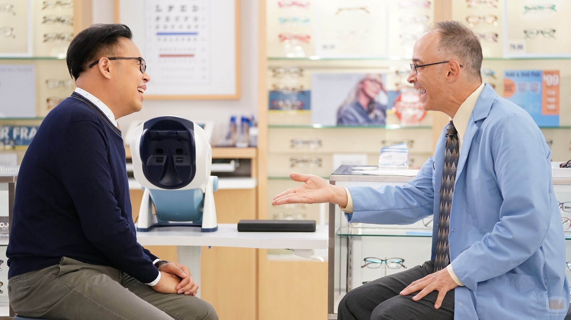 Imagen de Nico Santos en Capítulo 5 titulado 'Cuidado' de 'Superstore'