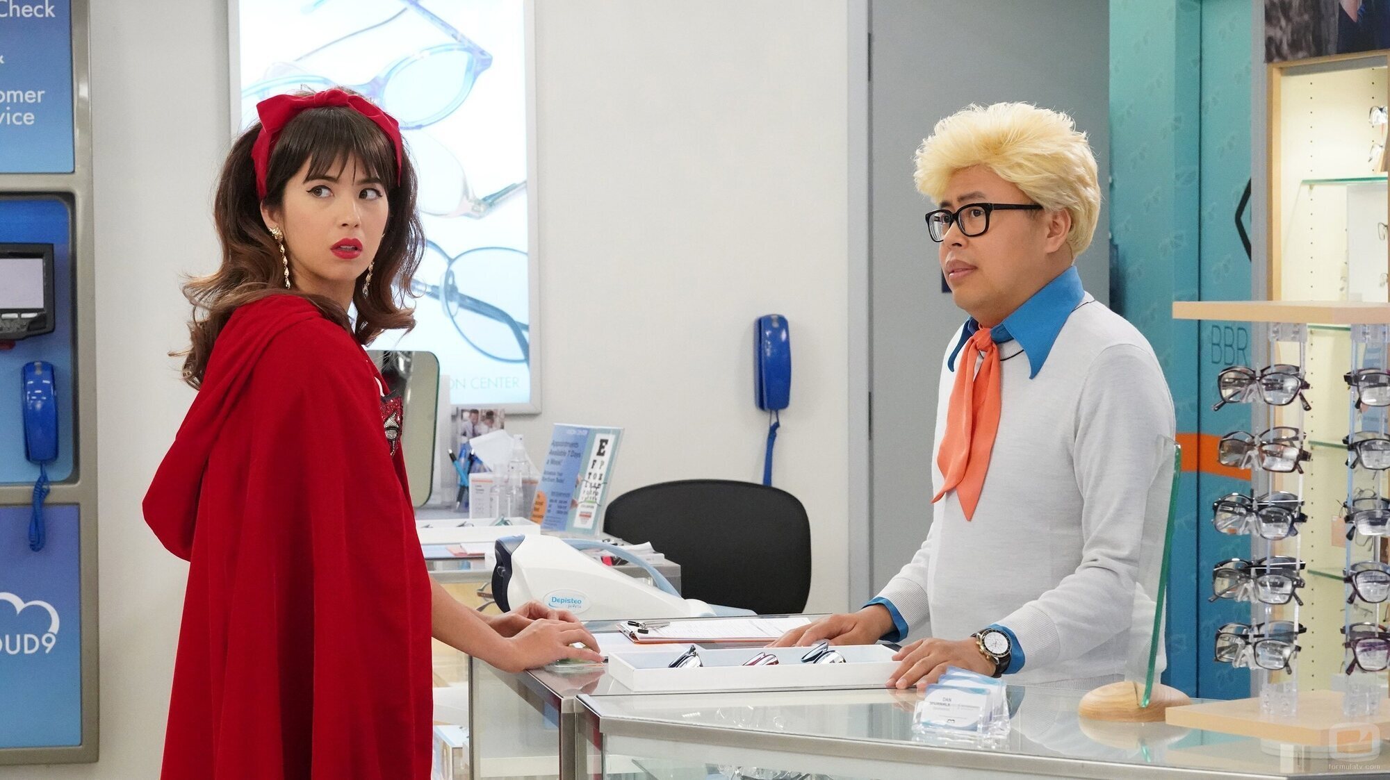 Nico Santos y Nichole Bloom en 5x06 titulado 'Truco o trato' de 'Superstore'