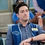 Ben Feldman en Capítulo 7 titulado 'Rehabilitación de cleptómanos' de 'Superstore'