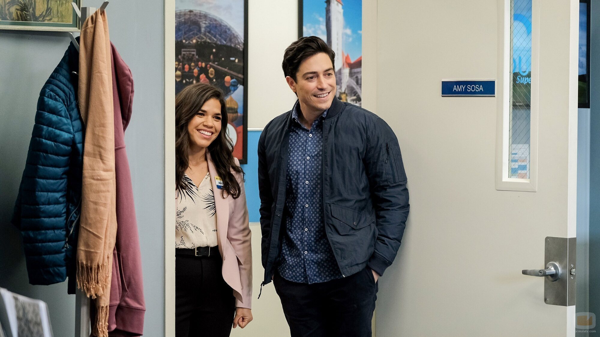 America Ferrera y Ben Feldman en 5x07 titulado 'Rehabilitación de cleptómanos' de 'Superstore'