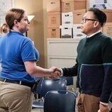Lauren Ash y Nico Santos en 5x07 titulado 'Rehabilitación de cleptómanos' de 'Superstore'