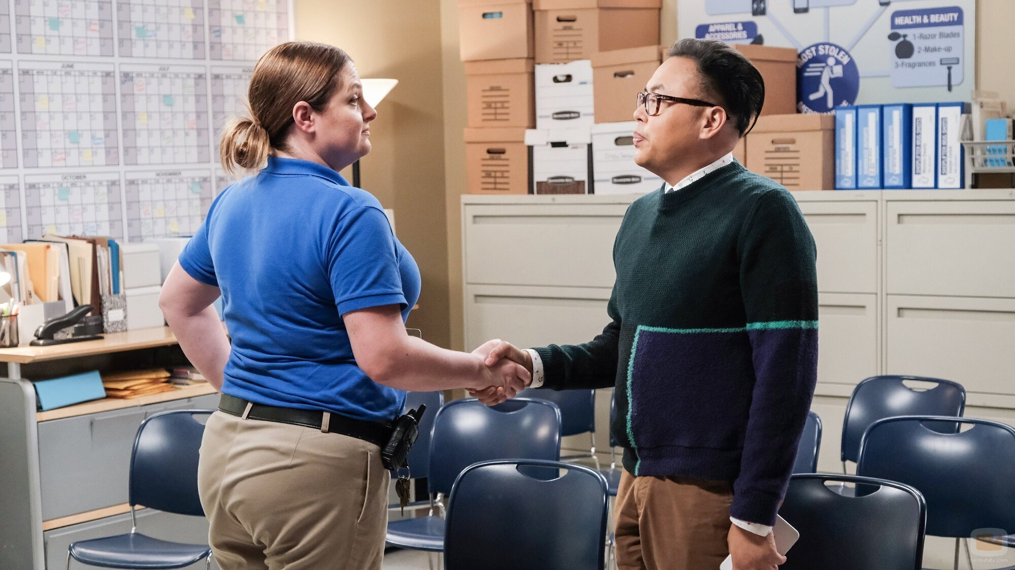 Lauren Ash y Nico Santos en 5x07 titulado 'Rehabilitación de cleptómanos' de 'Superstore'