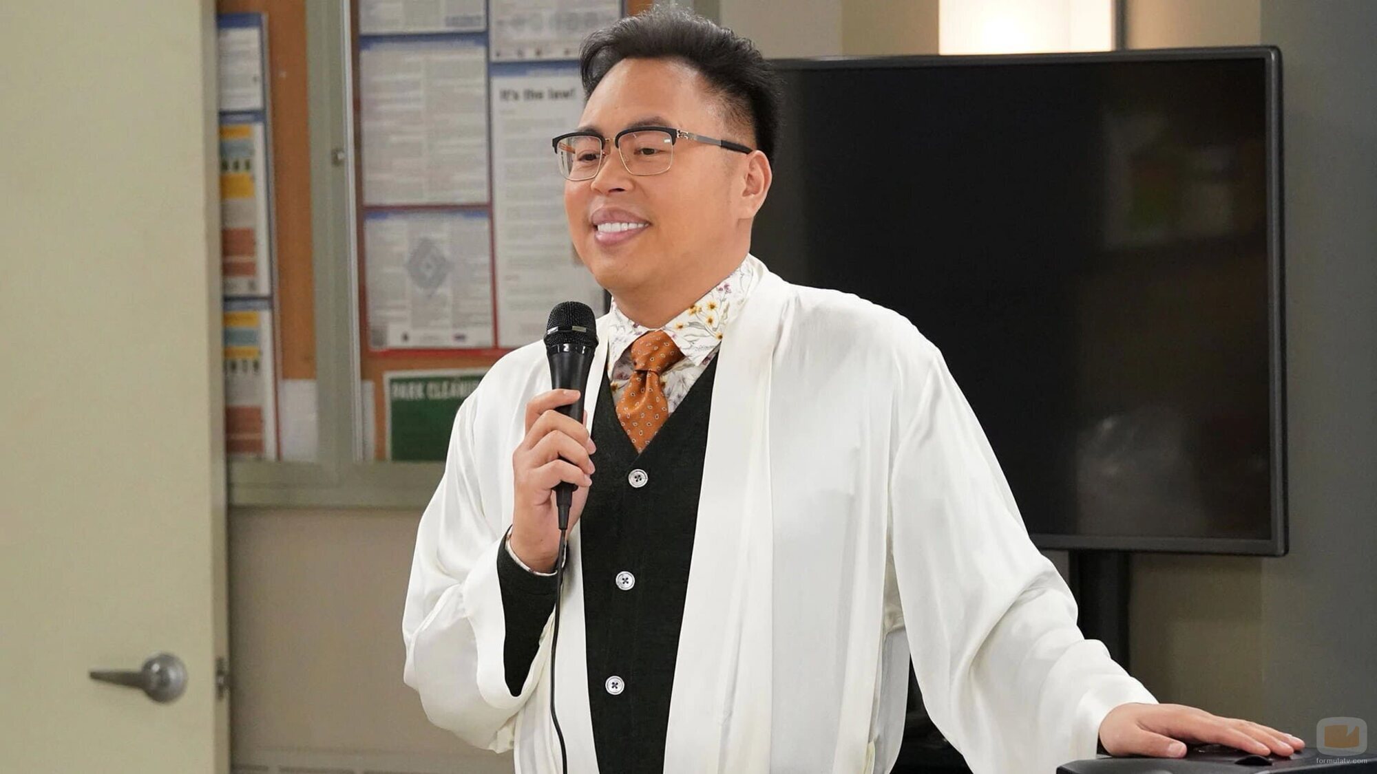 Nico Santos en Capítulo 13 titulado 'Favoritismo' de 'Superstore'