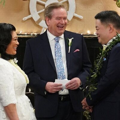 Mark McKinney y Kaliko Kauahi en Capítulo 14 titulado 'La boda de Sandra' de 'Superstore'