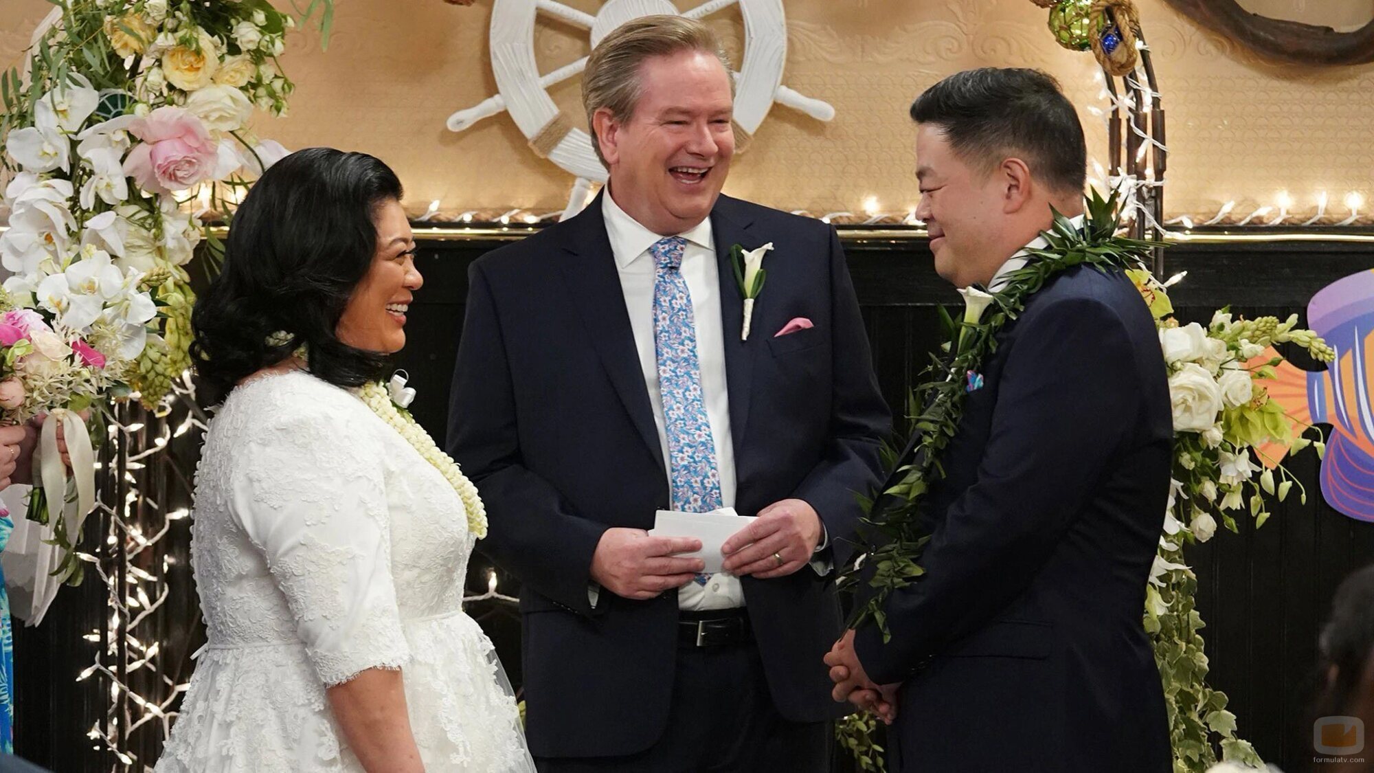 Mark McKinney y Kaliko Kauahi en Capítulo 14 titulado 'La boda de Sandra' de 'Superstore'