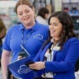America Ferrera y Lauren Ash en 5x16 titulado 'Aplicación para empleados' de 'Superstore'
