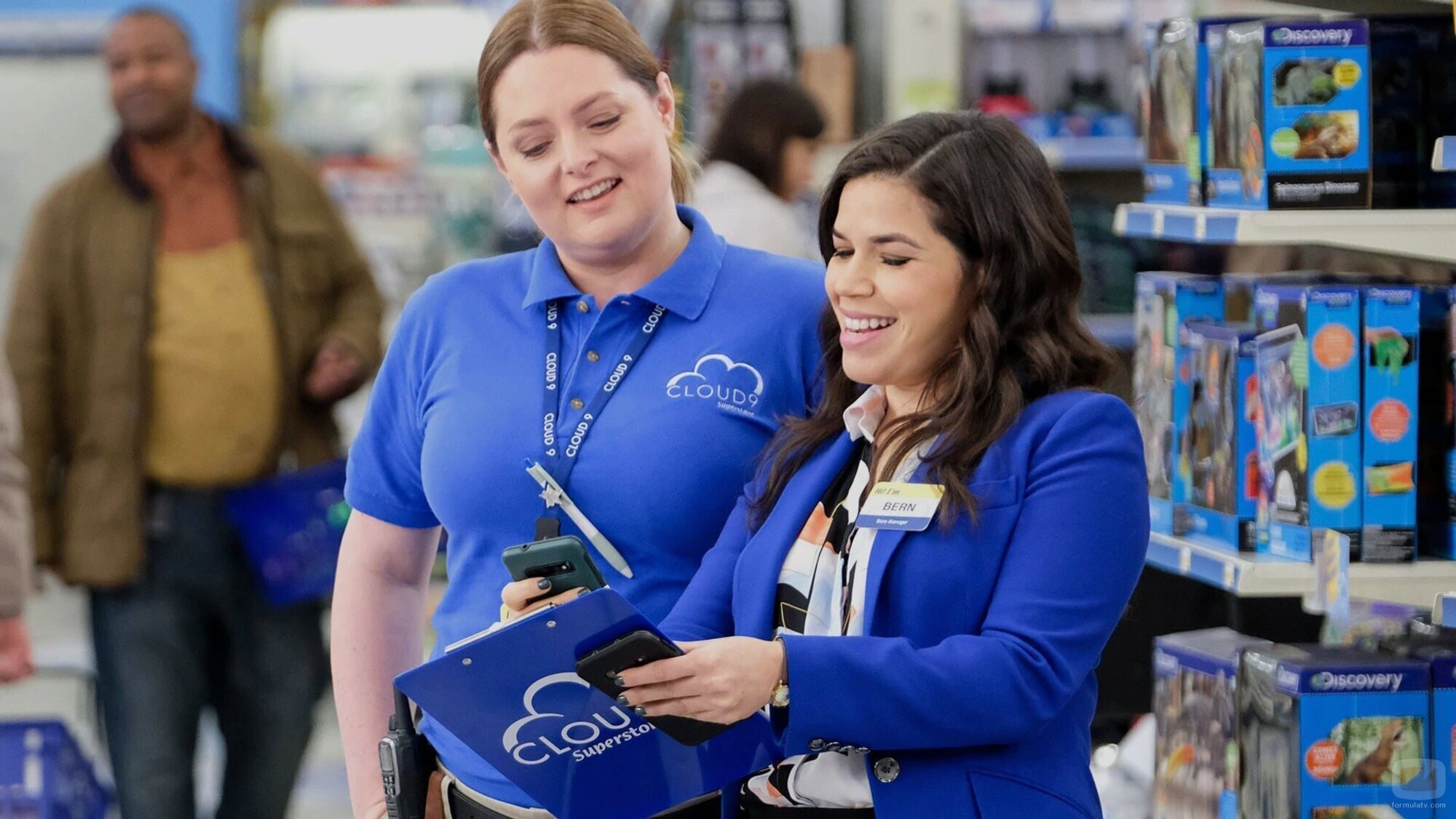 America Ferrera y Lauren Ash en 5x16 titulado 'Aplicación para empleados' de 'Superstore'