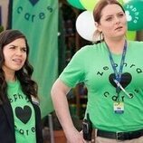 America Ferrera y Lauren Ash en 5x17 'Zephra ayuda' de 'Superstore'