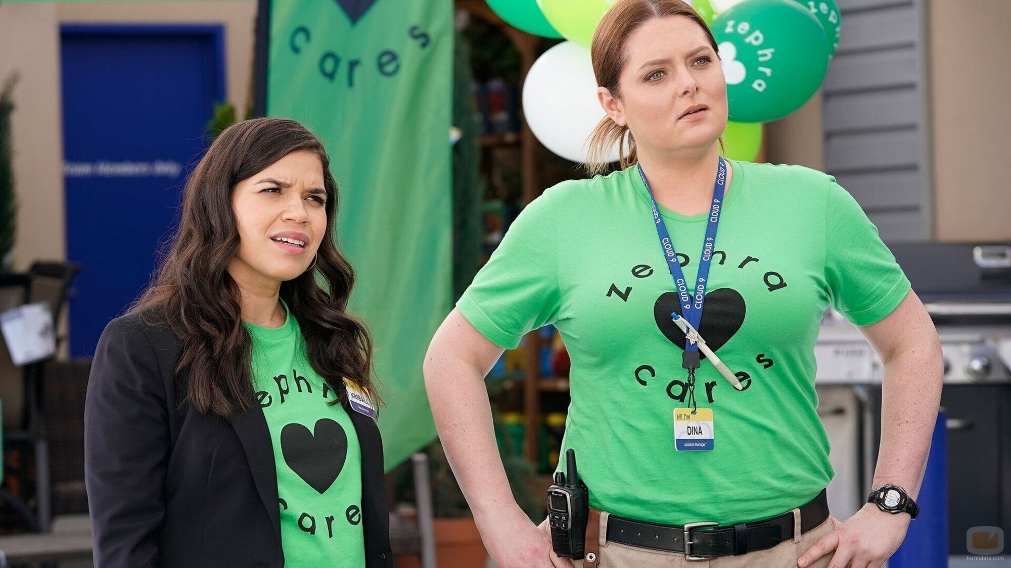 America Ferrera y Lauren Ash en 5x17 'Zephra ayuda' de 'Superstore'