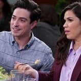 America Ferrera y Ben Feldman en 'Safari de clientes' de 'Superstore'