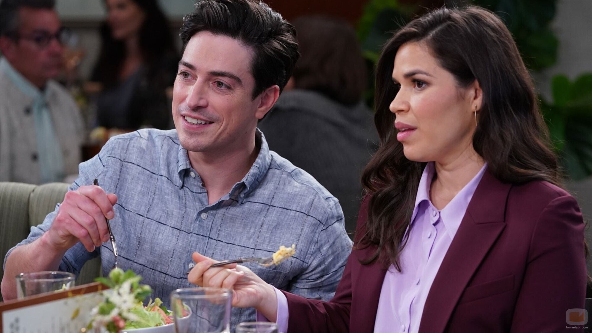 America Ferrera y Ben Feldman en 'Safari de clientes' de 'Superstore'