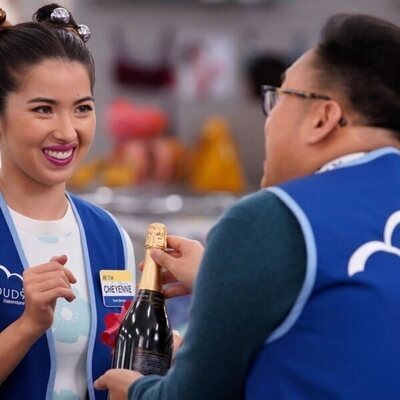 Nichole Bloom en 5x21 titulado 'California parte 1' de 'Superstore'