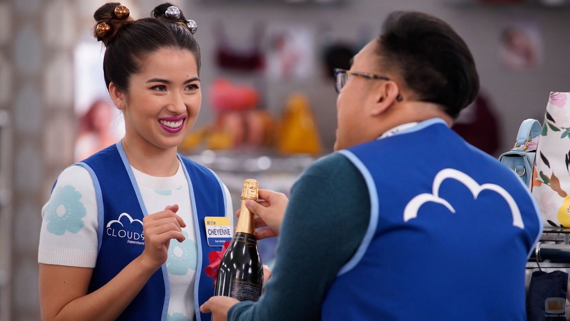 Nichole Bloom en 5x21 titulado 'California parte 1' de 'Superstore'