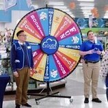 Lauren Ash y Nico Santos en la temporada 6 y el capítulo 04 de 'Superstore'