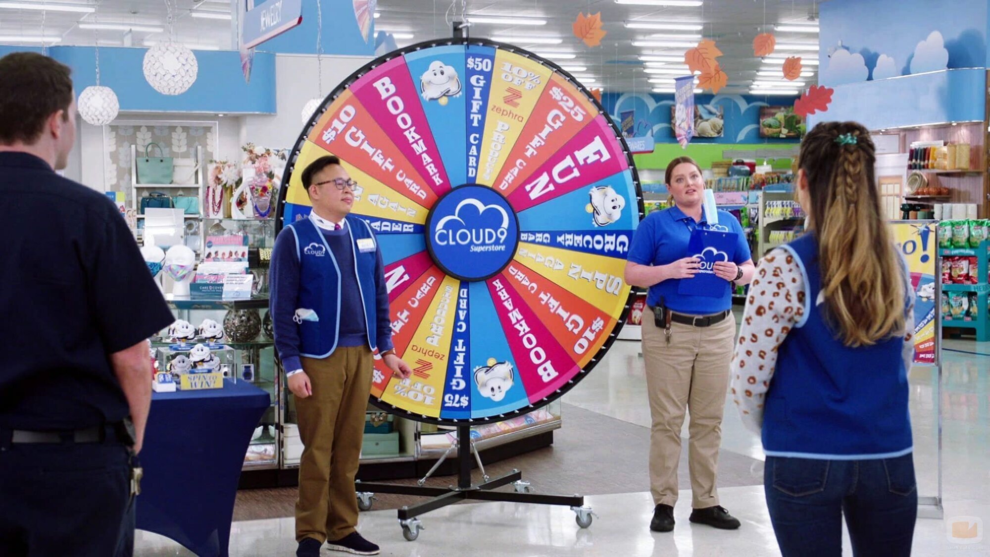 Lauren Ash y Nico Santos en la temporada 6 y el capítulo 04 de 'Superstore'