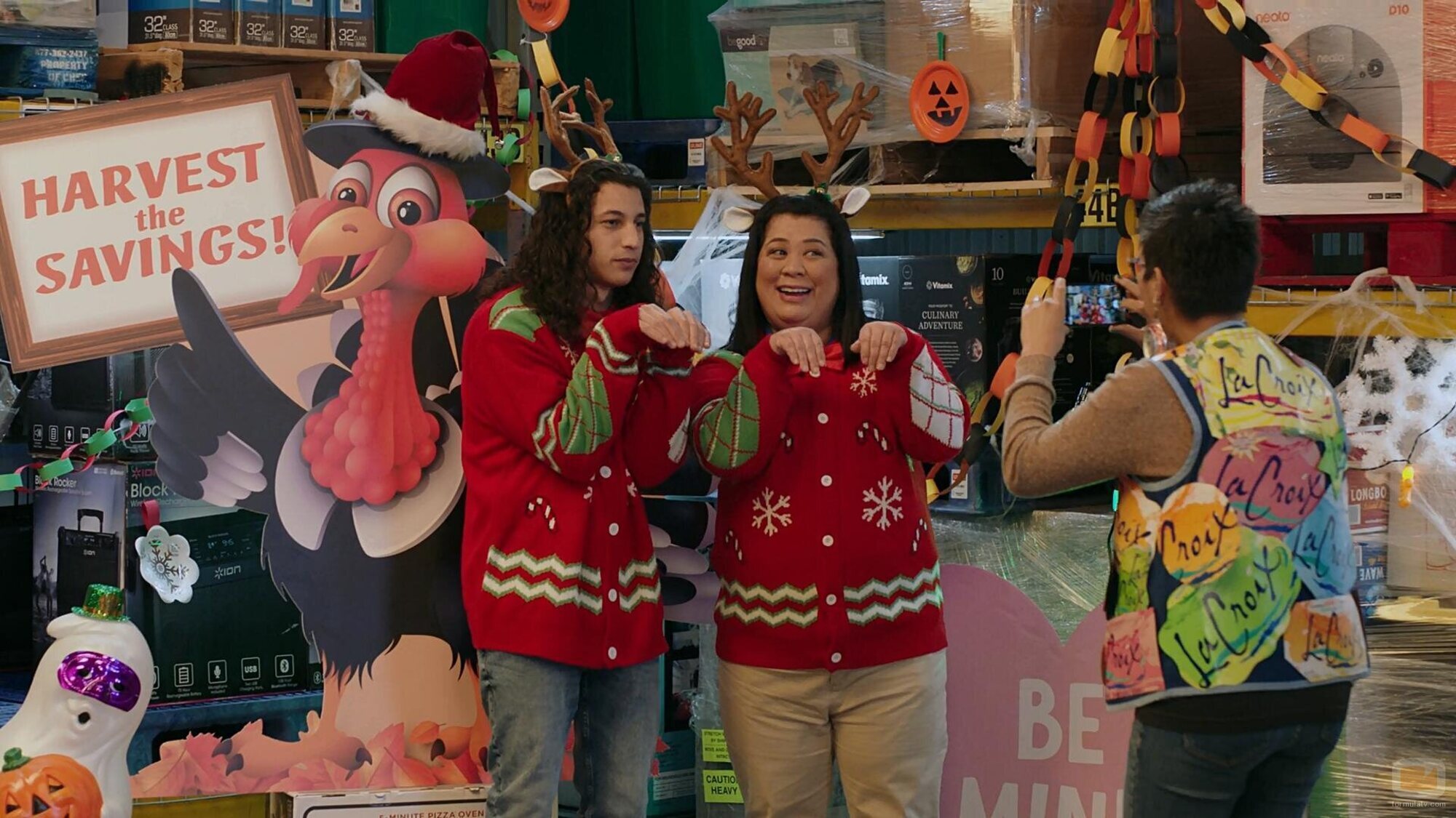 Benjamin Norris y Kaliko Kauahi en 6x11 titulado 'Limpieza profunda' de 'Superstore'