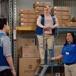 Kaliko Kauahi y Kelly Schumann en 'Atención al cliente' de 'Superstore'
