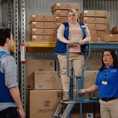 Kaliko Kauahi y Kelly Schumann en 'Atención al cliente' de 'Superstore'