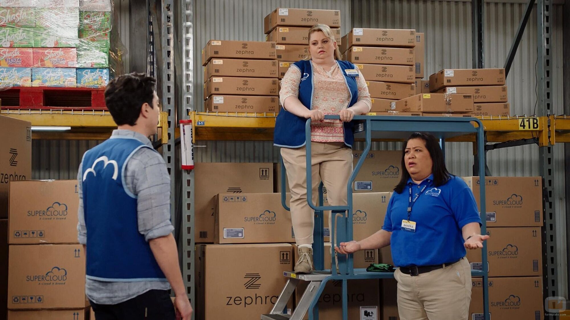Kaliko Kauahi y Kelly Schumann en 'Atención al cliente' de 'Superstore'