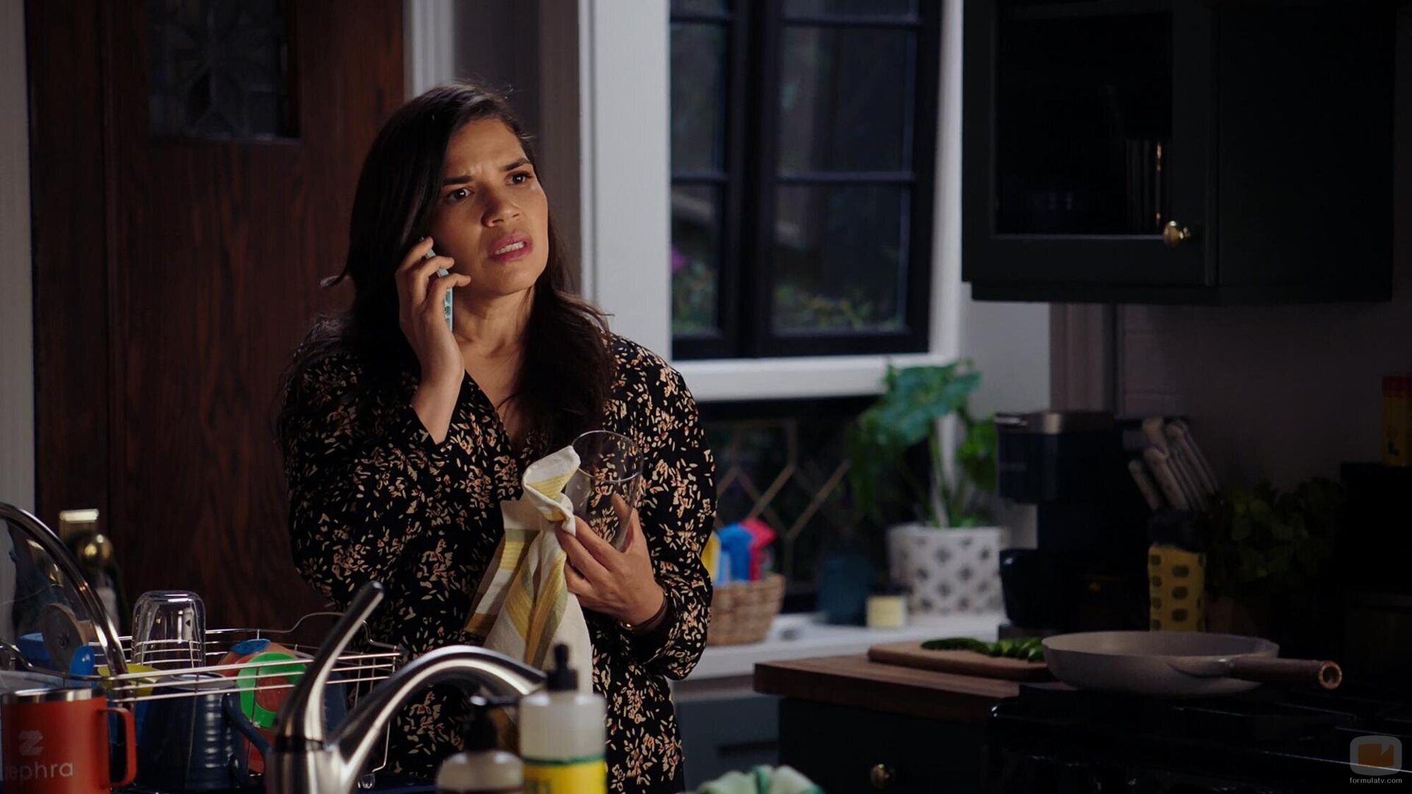 America Ferrera en la temporada 6 y el capítulo 13 de 'Superstore'