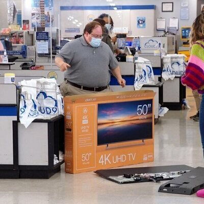 Danny Gura en Capítulo 13 titulado 'Lowell Anderson' de 'Superstore'