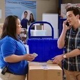 Ben Feldman y Kaliko Kauahi en 6x13 titulado 'Lowell Anderson' de 'Superstore'