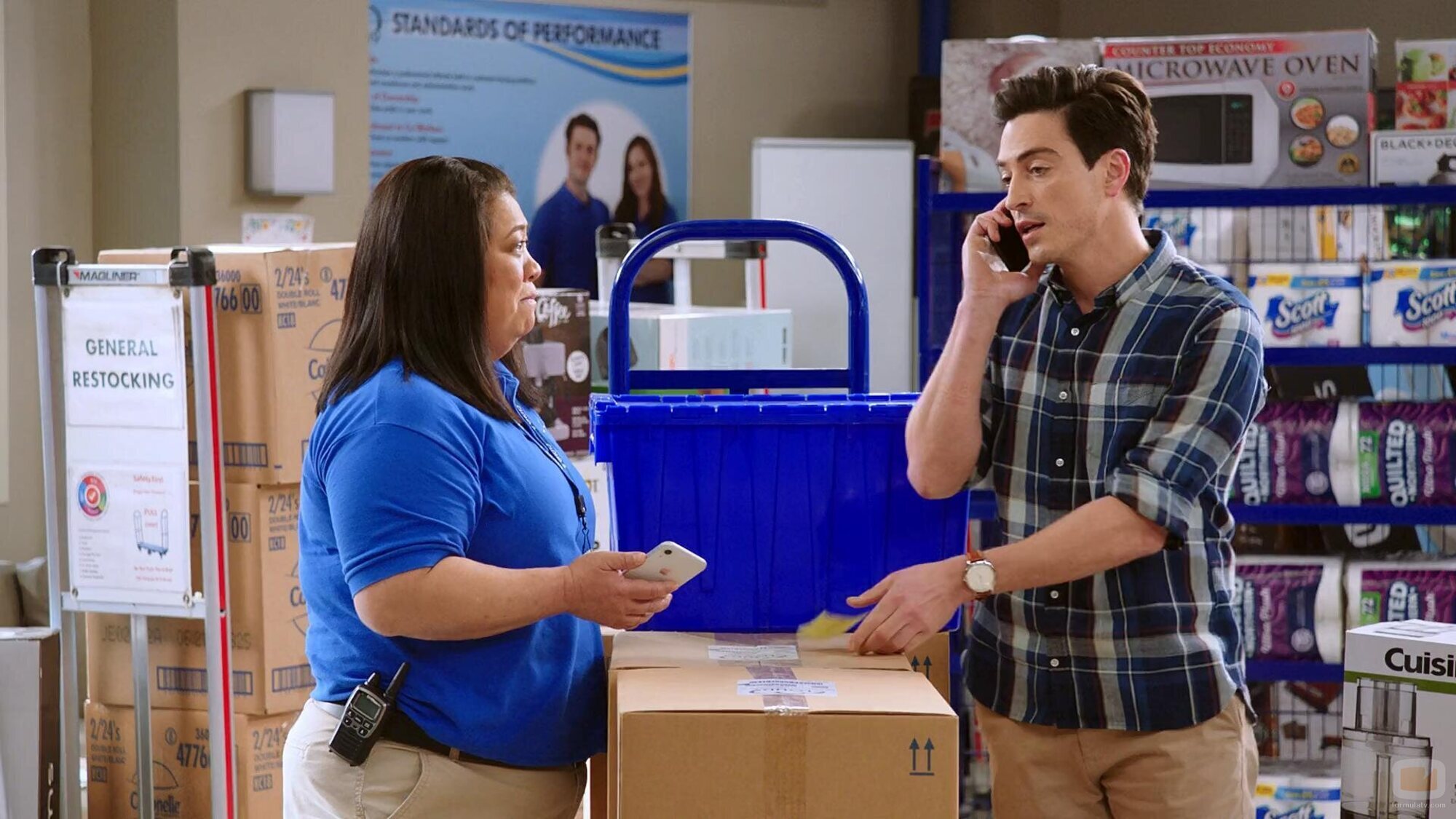Ben Feldman y Kaliko Kauahi en 6x13 titulado 'Lowell Anderson' de 'Superstore'
