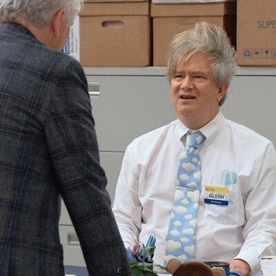 Escena de Mark McKinney en la temporada 6 y el capítulo 13 de 'Superstore'