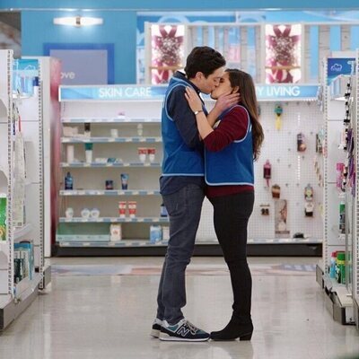 America Ferrera y Ben Feldman en el 6x15 de 'Superstore'