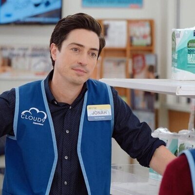 Foto de Ben Feldman en 6x15 titulado 'Liquidación' de 'Superstore'