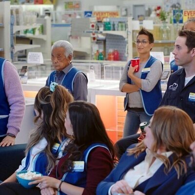 Capítulo 15 titulado 'Liquidación' de 'Superstore'