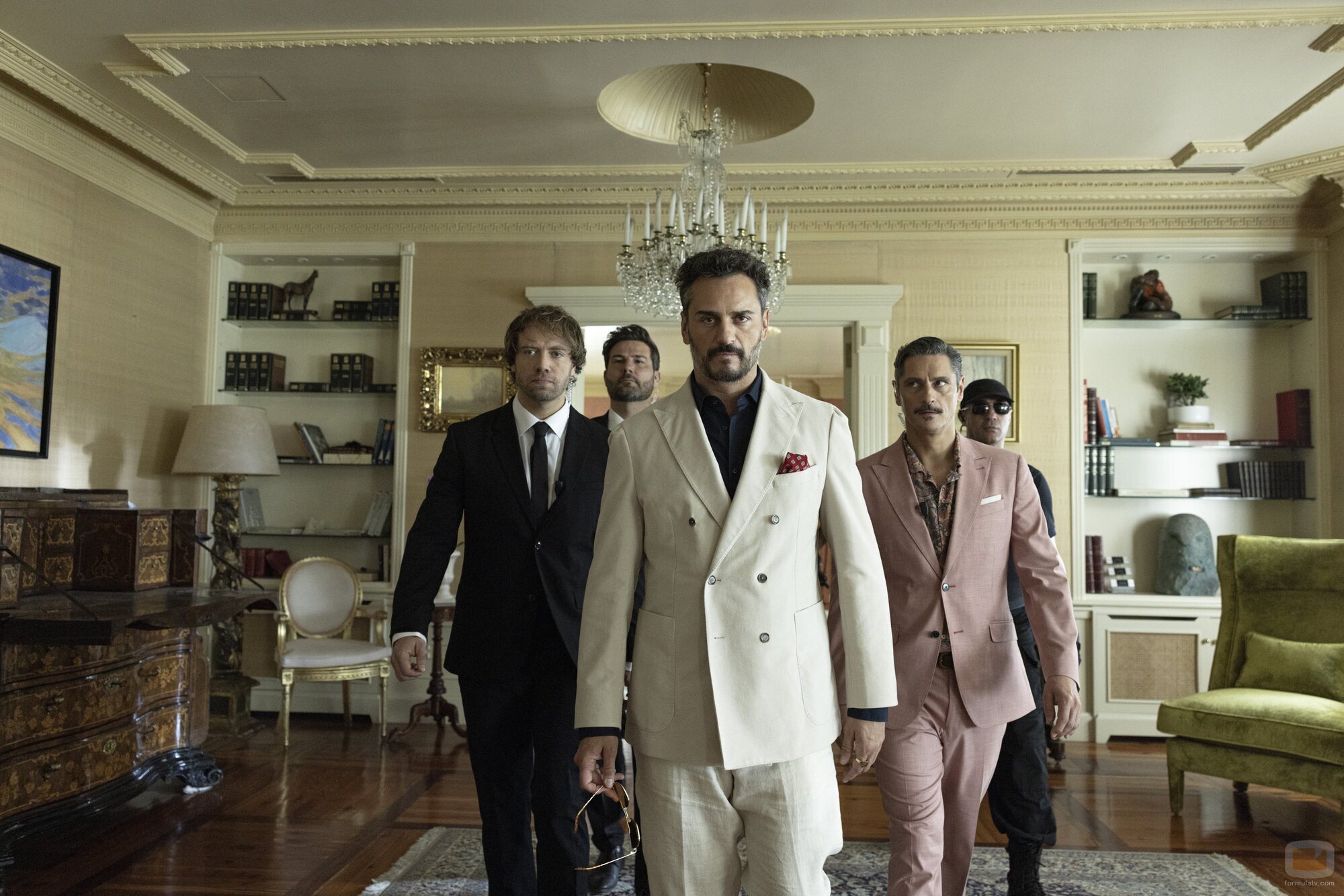 Antonio Pagudo y Asier Etxeandia en la temporada 1 y el capítulo 02 de 'Ladrones: la tiara de Santa Águeda'