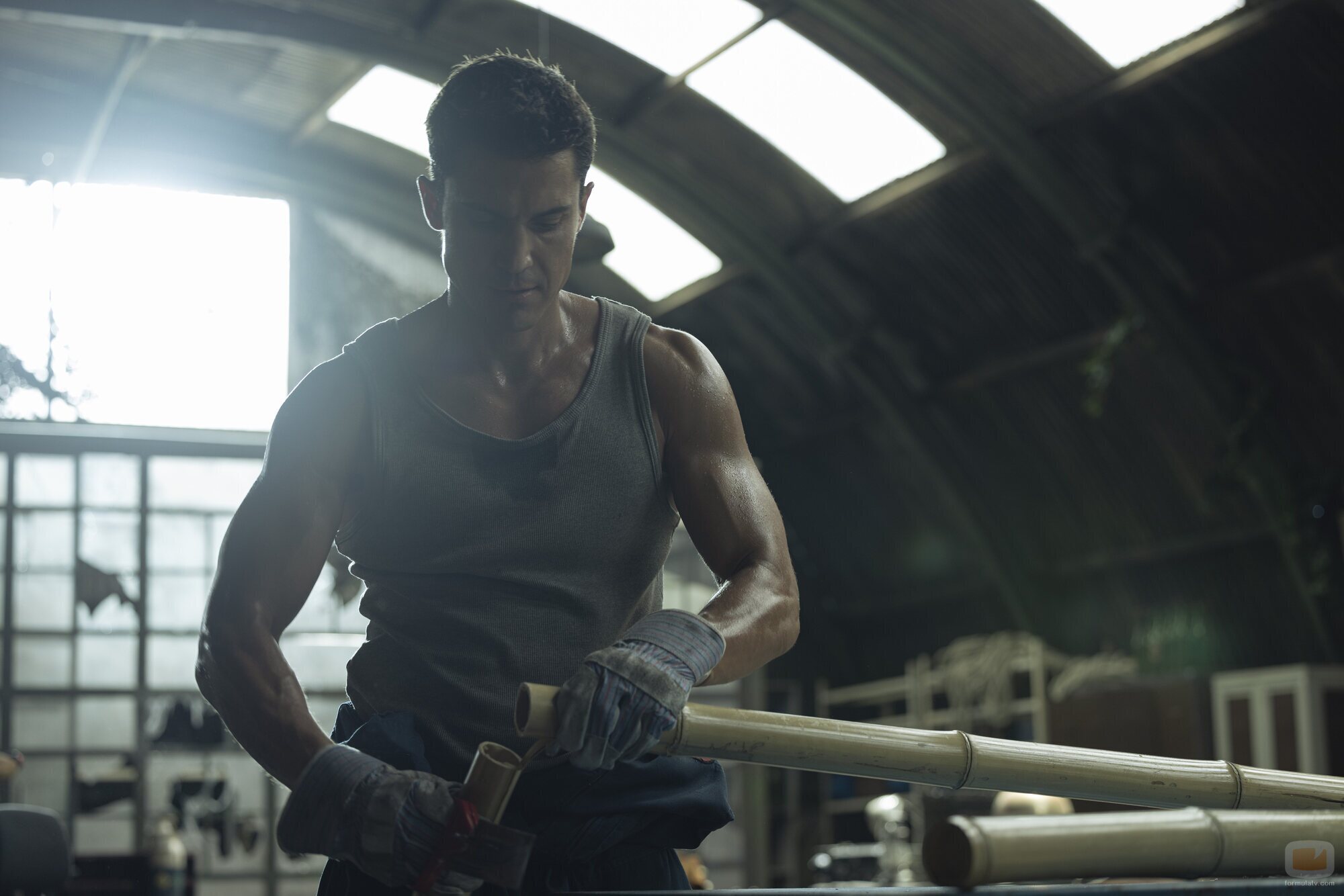 Álex González en Capítulo 4 titulado 'Tú y yo a la fiesta' de 'Ladrones: la tiara de Santa Águeda'