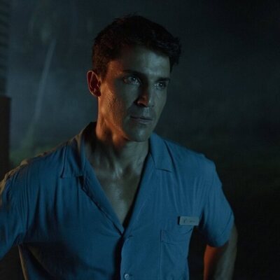Álex González en 1x04 'Tú y yo a la fiesta' de 'Ladrones: la tiara de Santa Águeda'