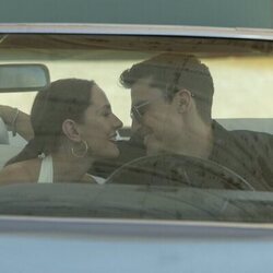 Álex González y Silvia Alonso en 1x05 'Hasta que la muerte nos separe' de 'Ladrones: la tiara de Santa Águeda'