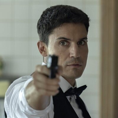 Álex González en 1x06 titulado 'El día D' de 'Ladrones: la tiara de Santa Águeda'