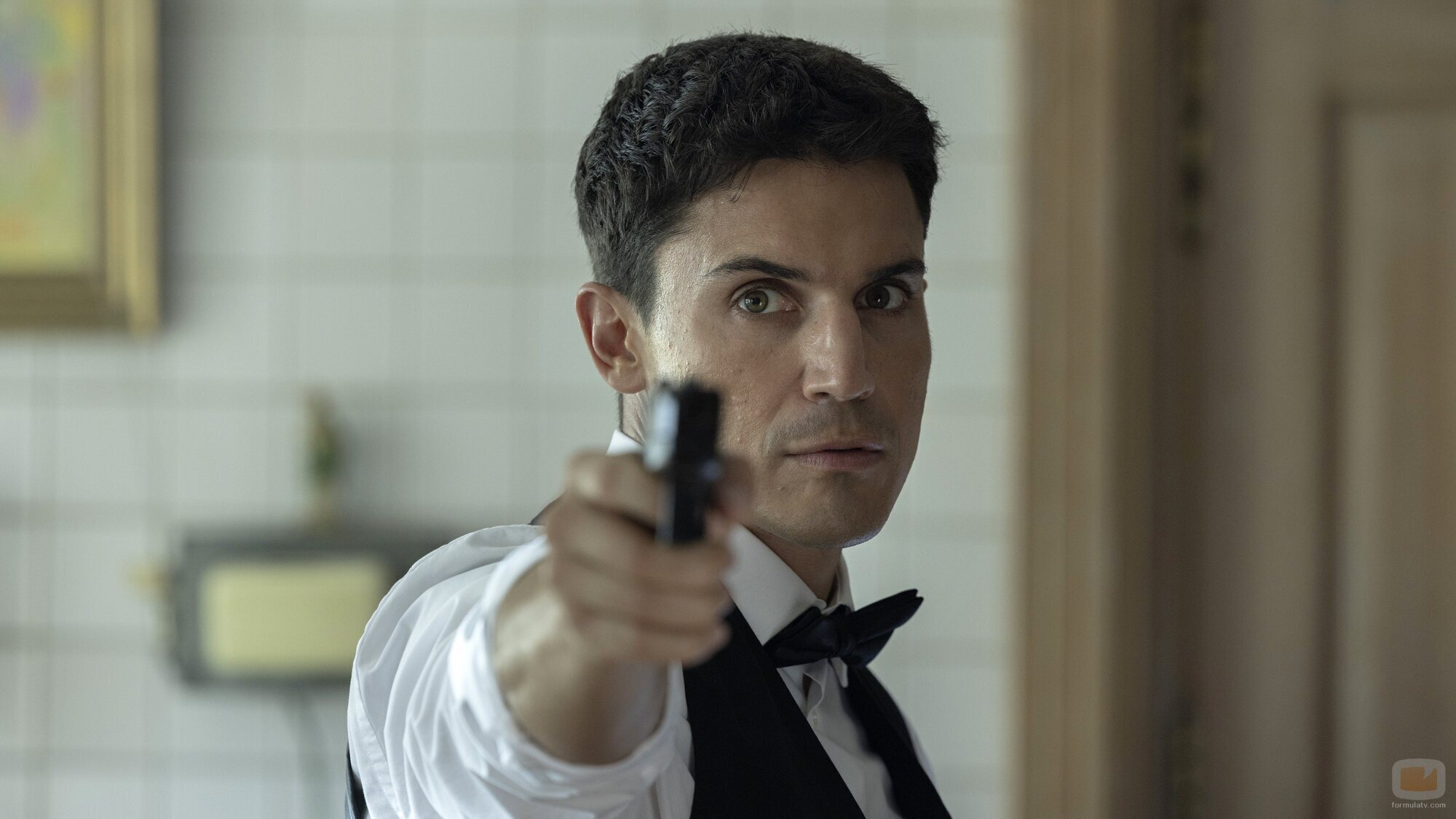 Álex González en 1x06 titulado 'El día D' de 'Ladrones: la tiara de Santa Águeda'