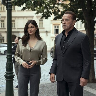Arnold Schwarzenegger y Monica Barbaro en el 2x01 de 'FUBAR'