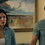 Monica Barbaro y Travis Van Winkle en 2x01 'Una casa hasta los topes' de 'Fubar'