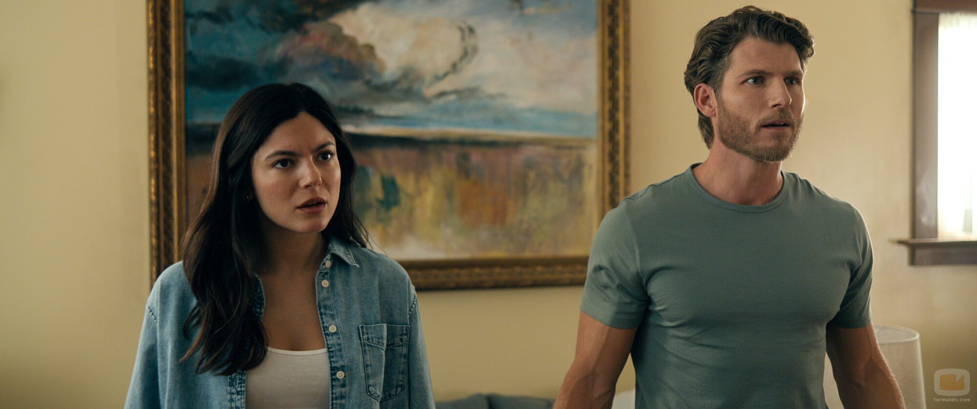 Monica Barbaro y Travis Van Winkle en 2x01 'Una casa hasta los topes' de 'Fubar'
