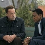 Barbara Eve Harris y Arnold Schwarzenegger en 2x01 'Una casa hasta los topes' de 'Fubar'